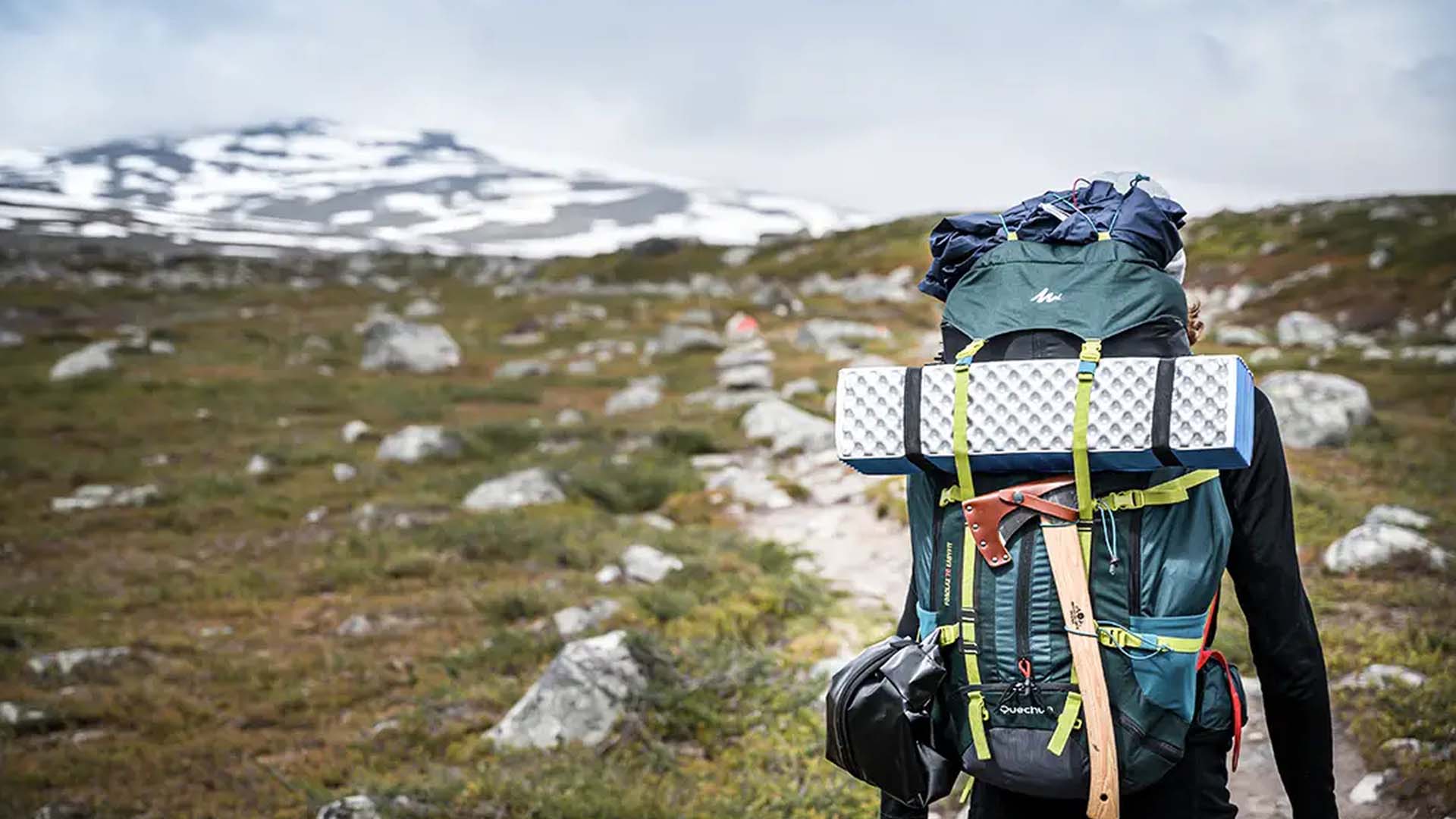 کوله‌پشتی کوهنوردی ۳۵ لیتری در طبیعت